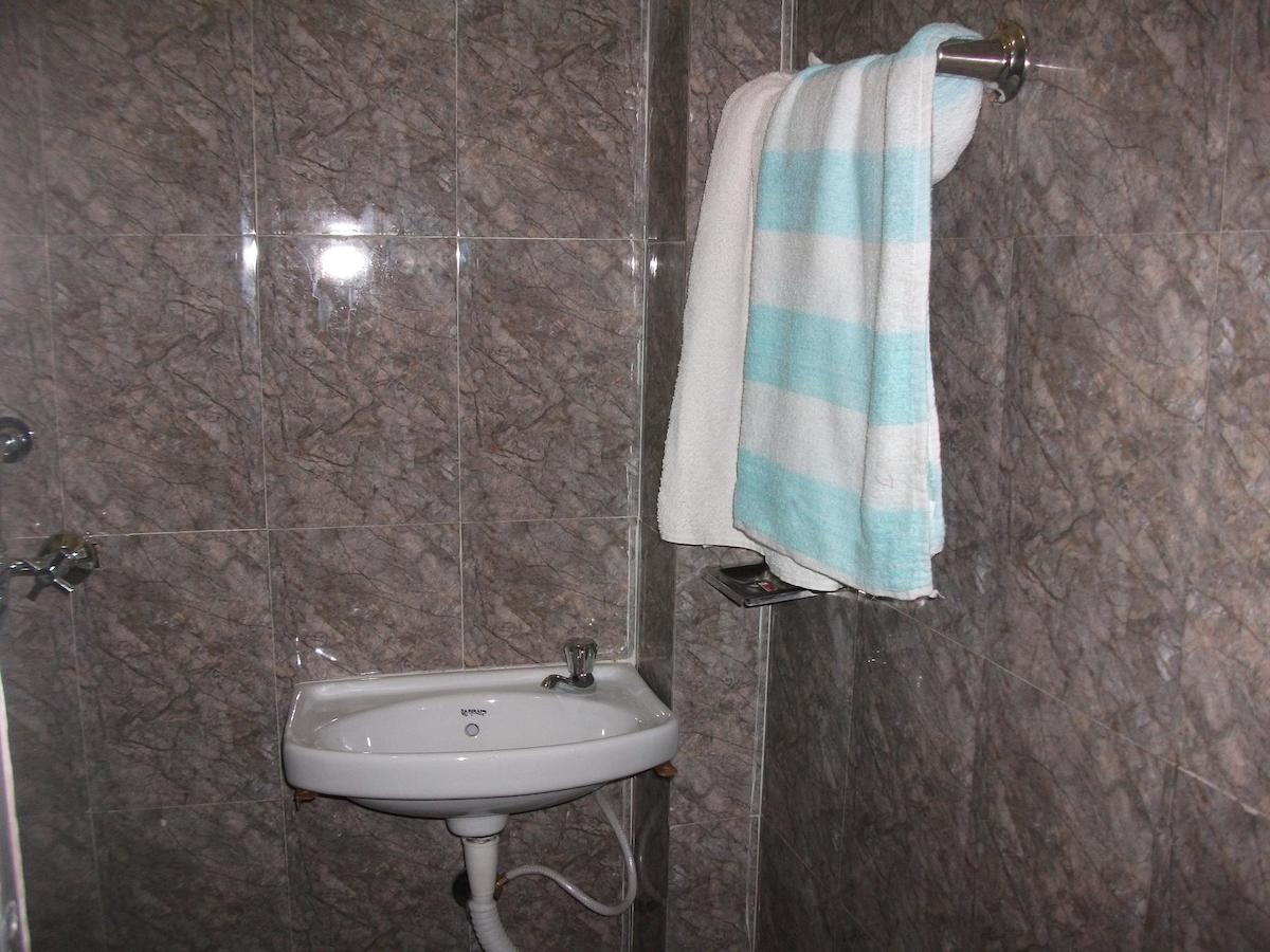 Holy City Inn Varanasi Room photo